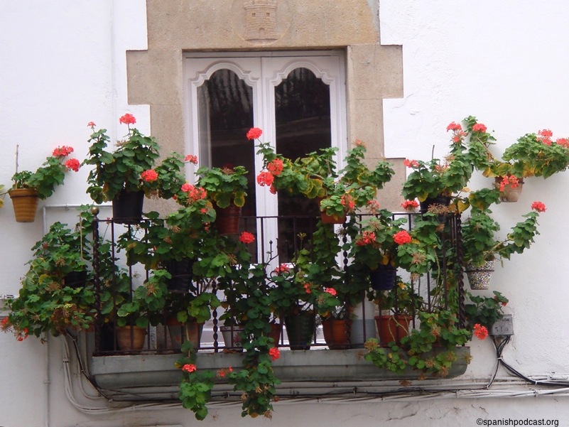 balcón con geranios
