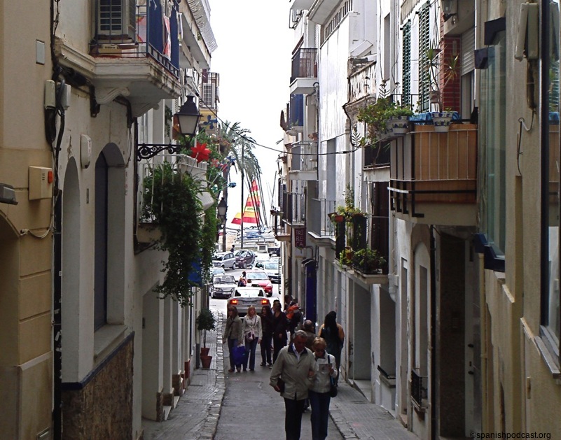 calle de sitges que baja hacia el mar