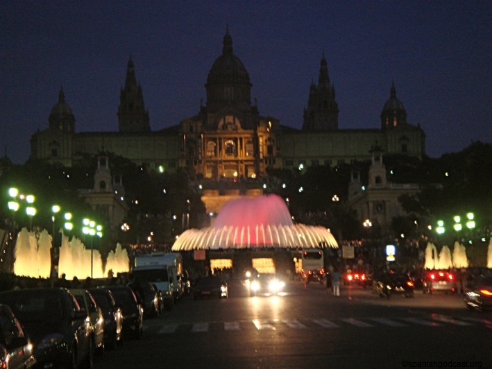 desde lejos, la fuente empieza a func