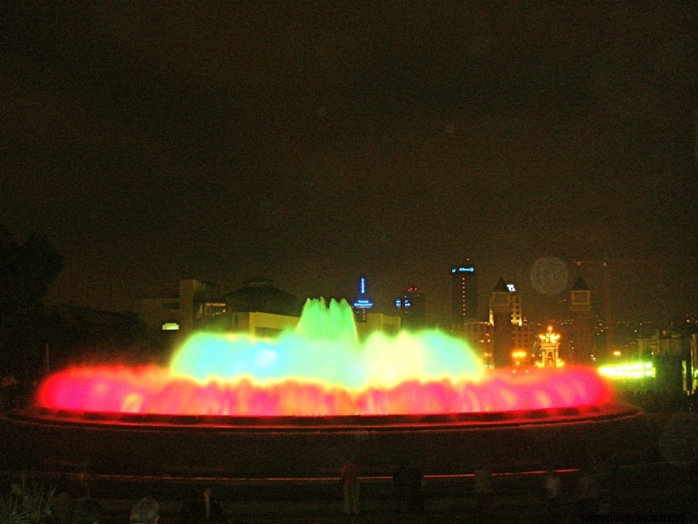 la fuente con la ciudad al fono