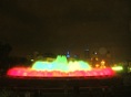 la fuente con la ciudad al fono