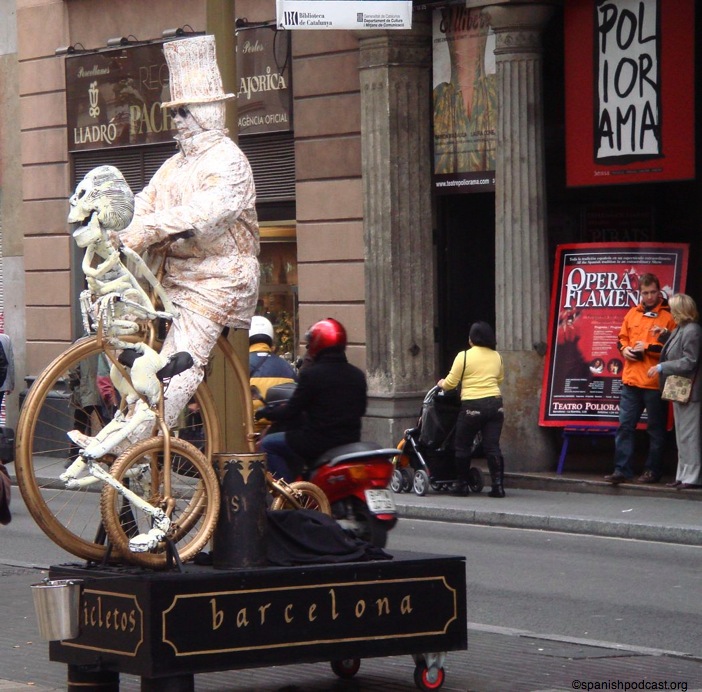 estatua blanca ante poliorama
