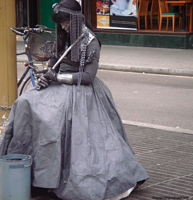 estatua viviente en gris