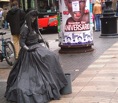 en gris