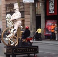 estatua blanca ante poliorama