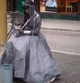 estatua viviente en gris