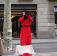 rbla flors, estatua en vermell