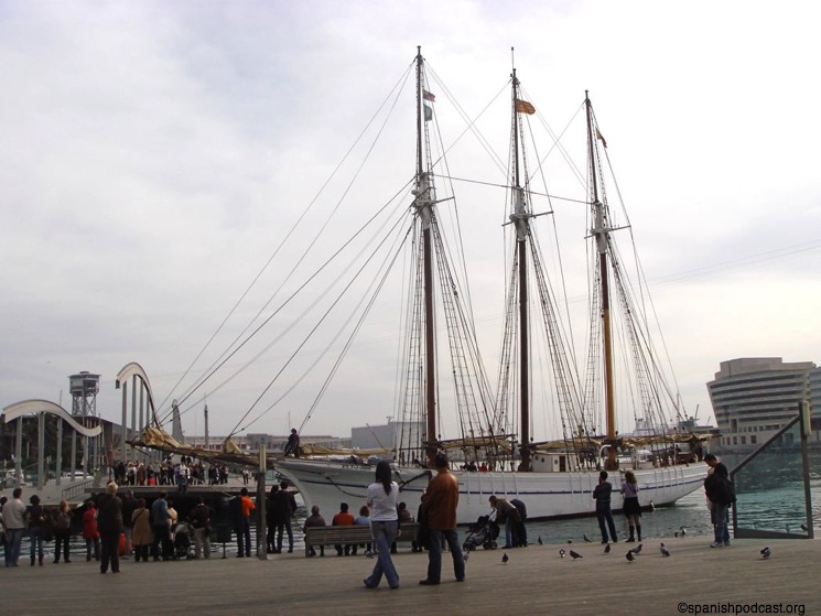 antiguo velero entrando en puerto