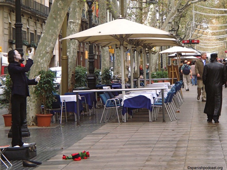 estatua en negro,terraza,la rambla