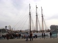 antiguo velero entrando en puerto
