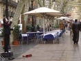 estatua en negro,terraza,la rambla