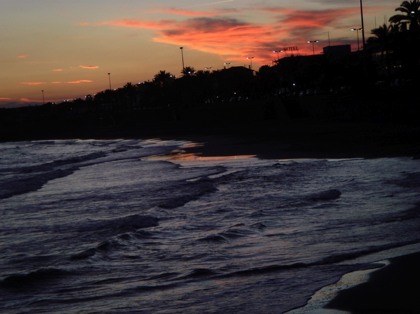 El mar casi de noche, casi negro