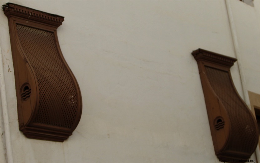 Típica ventana de Sitges, de madera y con celosías.