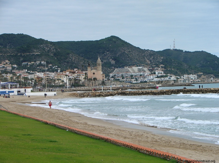 Vista de Sitges, con el macizo del Garraf al fondo