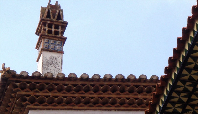 chimenea de un edificio modernista