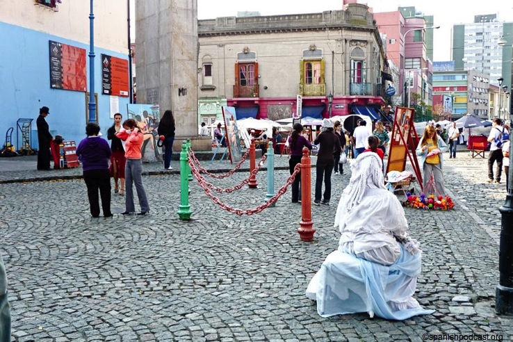 estatuas vivientes y artesanos