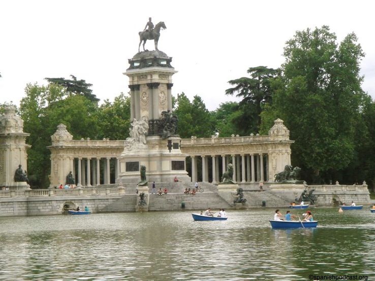 estanque con barcas