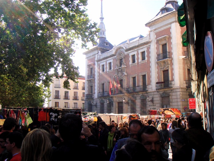 el rastro un domingo por la mañana