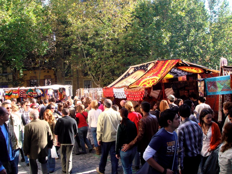 puestos y gente en el rastro