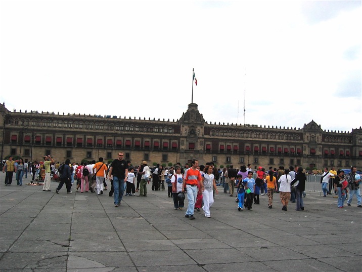 Palacio Nacional, al fondo