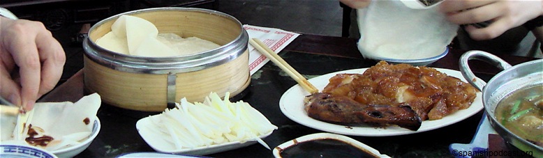Pato Pekín con tortas, cebolleta y salsa