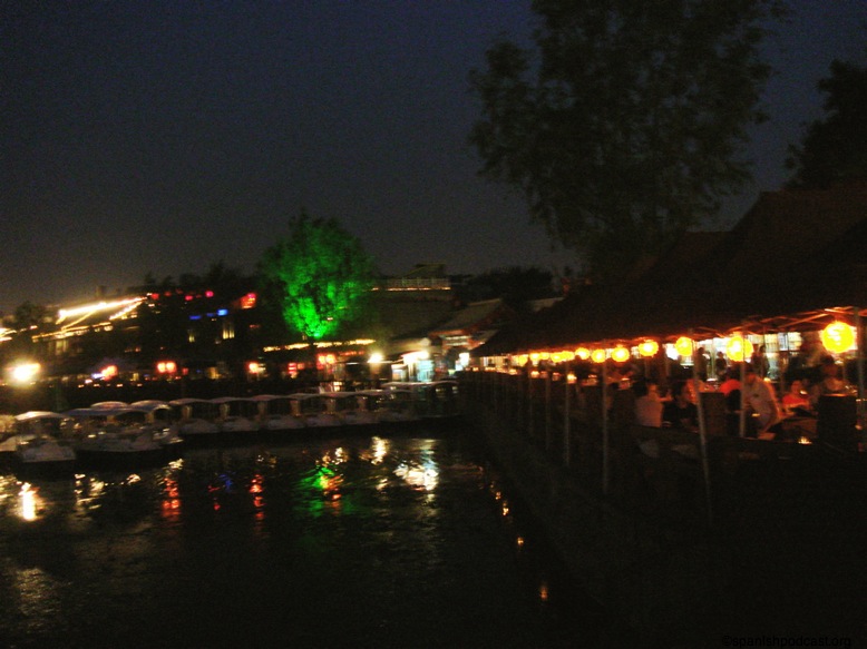 Restaurante sobre el lago