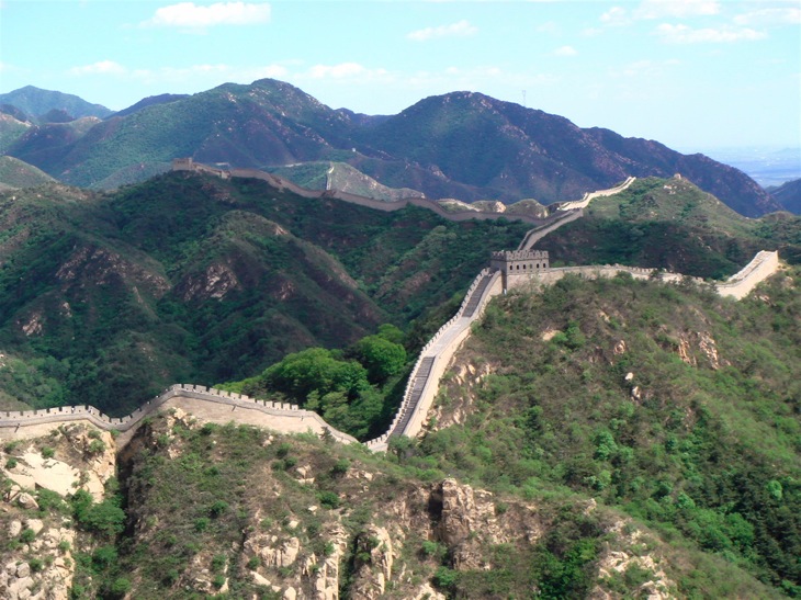 Muralla y montañas
