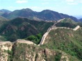 Muralla y montañas