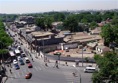 coches, bicis, y casas derruídas