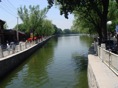 paseo hutong junto al canal lago