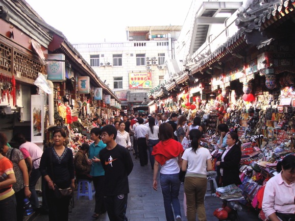 Calle ocupada por mercadillo