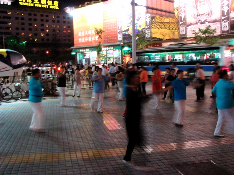 Tai Chi por la noche en plaza pública