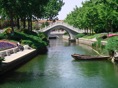 Jardines y lago